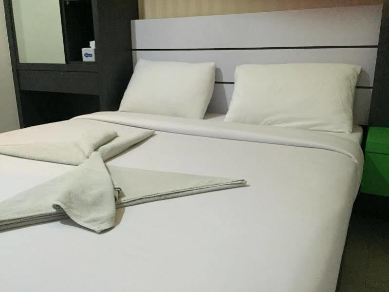 Redlink Hotel Batam Exterior photo
